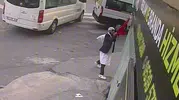 Kağıthane'de bayrağa saldırı düzenleyen kişi yakalandı