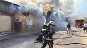 Kepez’deki depolarda çıkan yangın mahalleliyi sokağa döktü