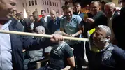 Sivas düğünlerinde damadın yakınlarına inşaat küreği ile şaka cezası