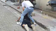 Samsun sokaklarında polisten kaçan şüpheliye kelepçe