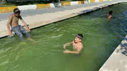Elazığlı çocukların kavurucu sıcakla imtihanı Süs havuzu mesaisi