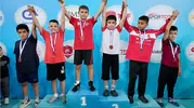 Aliağalı minik güreşçiler Türkiye şampiyonasında dereceyle döndü