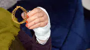 Komşusunu bıçakla yaralayıp altınını çaldı