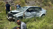 Kars yolunda direksiyon hakimiyeti kaybedilince araç şarampole uçtu