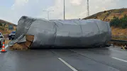 Susurluk yolunda saman yüklü tır trafiği kilitledi