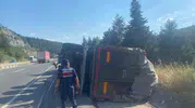 Bilecik yolunda tır devrildi sürücü kazayı yara almadan atlattı