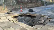 Çorum'da sağanak yağış sonrası kaldırımda derin çukur oluştu