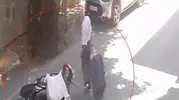 Bursa'da motosiklet sürücüsü yayaya çarpmamak için fren yapınca kaza yaşandı