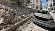 İzmir'de çöplük yangını otomobilleri yuttu
