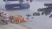 Eskişehir’de dikkatsiz minibüs sürücüsü motosikletliyi yola savurdu
