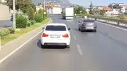 Alanya trafiğinde itfaiyeye yol açmayan sürücü tepki çekti