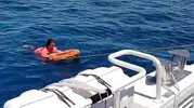 Kuşadası açıklarında sürüklenen kadın deniz polisiyle kıyıya döndü
