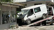 Osmaniye'de kontrolden çıkan minibüs kıraathaneye daldı