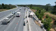 Arnavutköy çevre yolunda market kamyonu yan yola uçtu