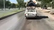Elazığ’da yatak yüklü otomobil trafiği birbirine kattı