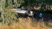 Burdur yolunda kaza Hafif ticari araç tarlaya devrildi