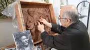 Emekli öğretmen sanatıyla toplumsal yaralara parmak basıyor