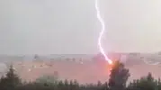 Tekirdağ'da palmiye ağacına yıldırım düşme anı kameraya yansıdı