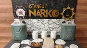 Fatih’teki bir eve yapılan baskında tonlarca zehir yakalandı