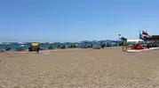 Mersin'de işletme çalışanları gençlere kum atarak plajdan kovdu