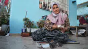 Hataylı Fatma Hanım yetim kalan beş yavru kediye annelik yapıyor