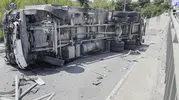 Arnavutköy'de market kamyonu bariyerleri aşıp yan yola devrildi