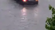 İstanbul’da aniden bastıran sağanak trafiği kilitledi