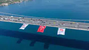 Boğaz ve çevresindeki beş dev köprü ay yıldızlı bayraklarla donatıldı