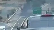 Başakşehir'de seyir halindeki kamyonet alevlere teslim oldu