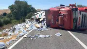 Elazığ’da su taşıyan tır devrildi