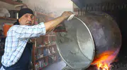 Sivaslı ustalar yaz sıcağında kışlık bakırları kalaylıyor