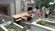 Avcılar'da yıkılan binanın molozları mezarlığa saçıldı