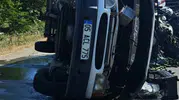 Alaçam yolunda lastik patladı araç takla attı