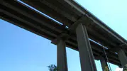 Eyüpsultan’da viyadükten düşen beton parçası otomobili kullanılamaz hale getirdi