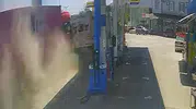 Direksiyon başında arı soktu TIR istasyona daldı