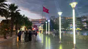 Aydınlılar kavurucu sıcaklardan kaçıp meydanlara sığındı
