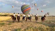 Kapadokya semalarında balonlar atlı gezintiye eşlik etti
