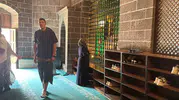 Fransız turistin Diyarbakır'daki cami ziyaretinde örnek davranışı