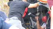 Sakarya’da yağışlı yolda kontrolden çıkan çekici devrildi