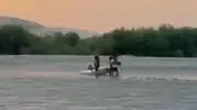 Batman'da yükselen sularda mahsur kalan iki kişi kurtarıldı