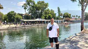 Muğla’da muhtar ayağı alçılıyken mahalle işlerini aksatmıyor