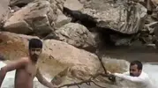Uzungöl’de dereye düşen arkadaşını kurtarmak isteyen turist akıntıya kapıldı