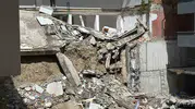 Kağıthane’de kentsel dönüşüm yıkımı bitişikteki binayı uçuruma çevirdi