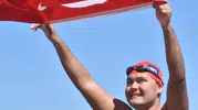 İzmirli Tuna Kuzey Kanalı'nın dondurucu sularını aştı