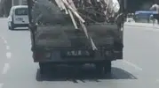 Zeytinburnu trafiğinde yürekleri ağza getiren demir yüklü kamyonet