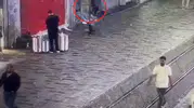 İstiklal Caddesi'nde uyuyan adamın telefonunu çaldı, polis peşini bırakmadı