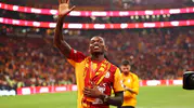 RAMS Park'ta sürpriz ziyaret Milan'ın yıldızı Rafael Leao sarı-kırmızılı taraftarlarla buluştu