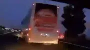 Otobüsün ani manevrası otomobili bariyerlere savurdu