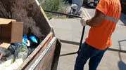 Ayvalık sokaklarında çöp kamyonunun arkasında zorlu bir mesai