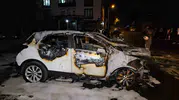 Gece yarısı oto galeride yangın 3 araç küle döndü